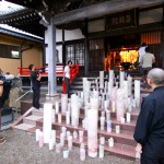 沖縄　福島　ゆいまーる祭り前夜、袋中上人ゆかりの菩提寺で、キャンドルとエイサーが奉納されました。