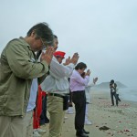 いわき市薄磯海岸にて、喜納昌吉さんをはじめ、多くの参列者による沖縄といわきの合同慰霊祭が行われました。